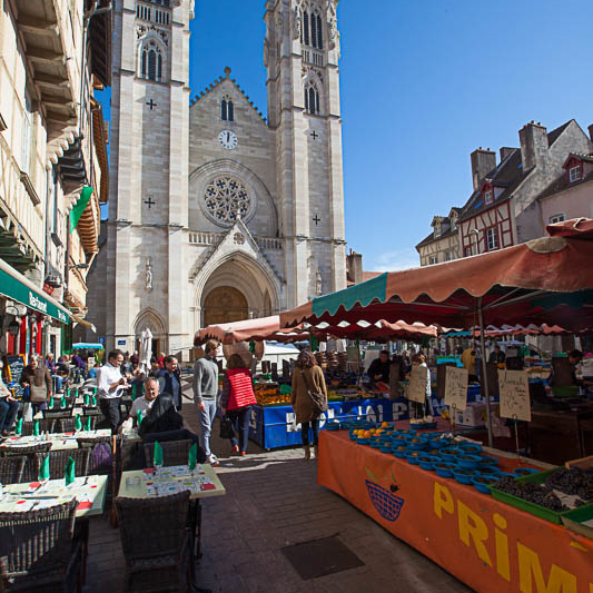 Marché du dimanche matin à Chalon-sur-Saône en Bourgogne du Sud