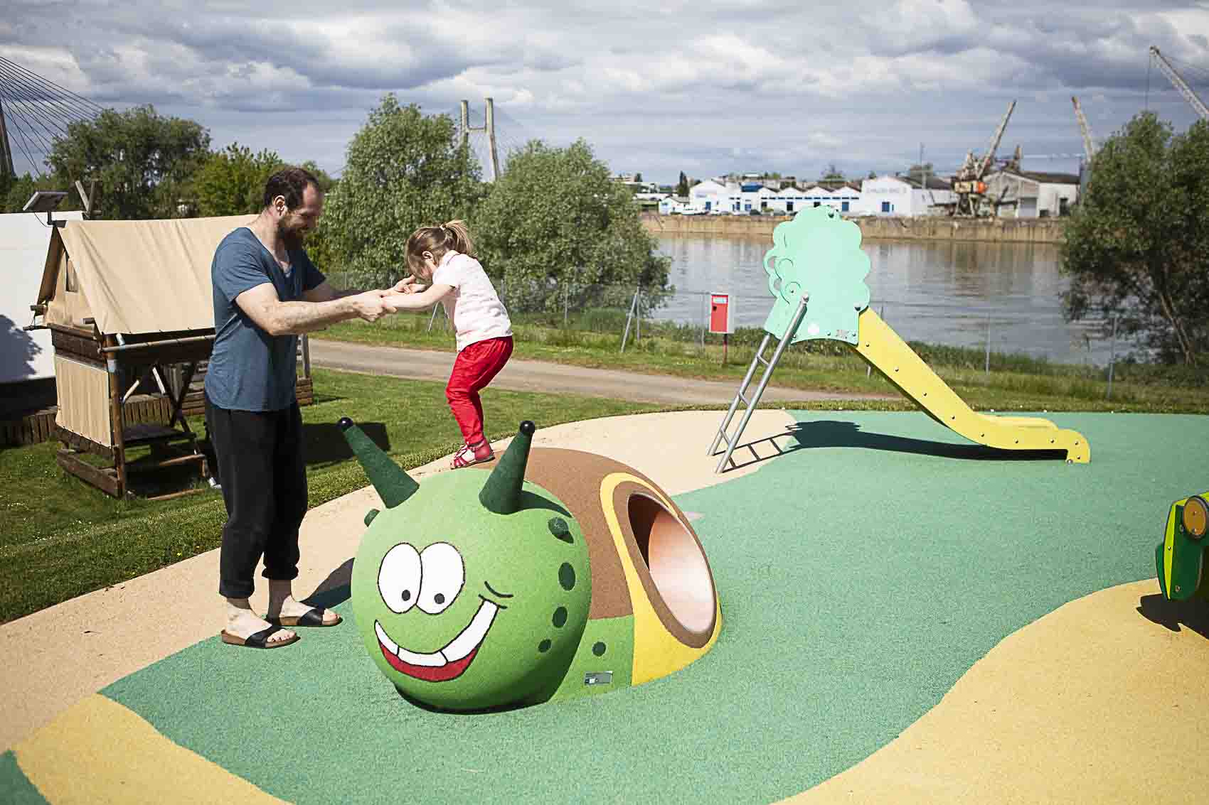 Aire de jeux pour les enfants sur le camping à Chalon sur Saône