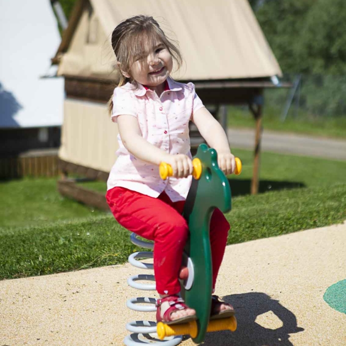 Aire de jeux pour les enfants sur le camping du Pont de Bourgogne